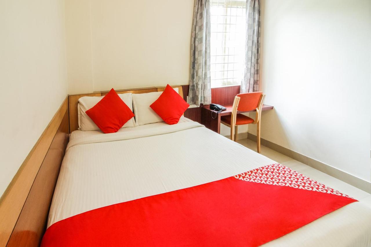 Hotel White Parrot Mysore Exteriör bild