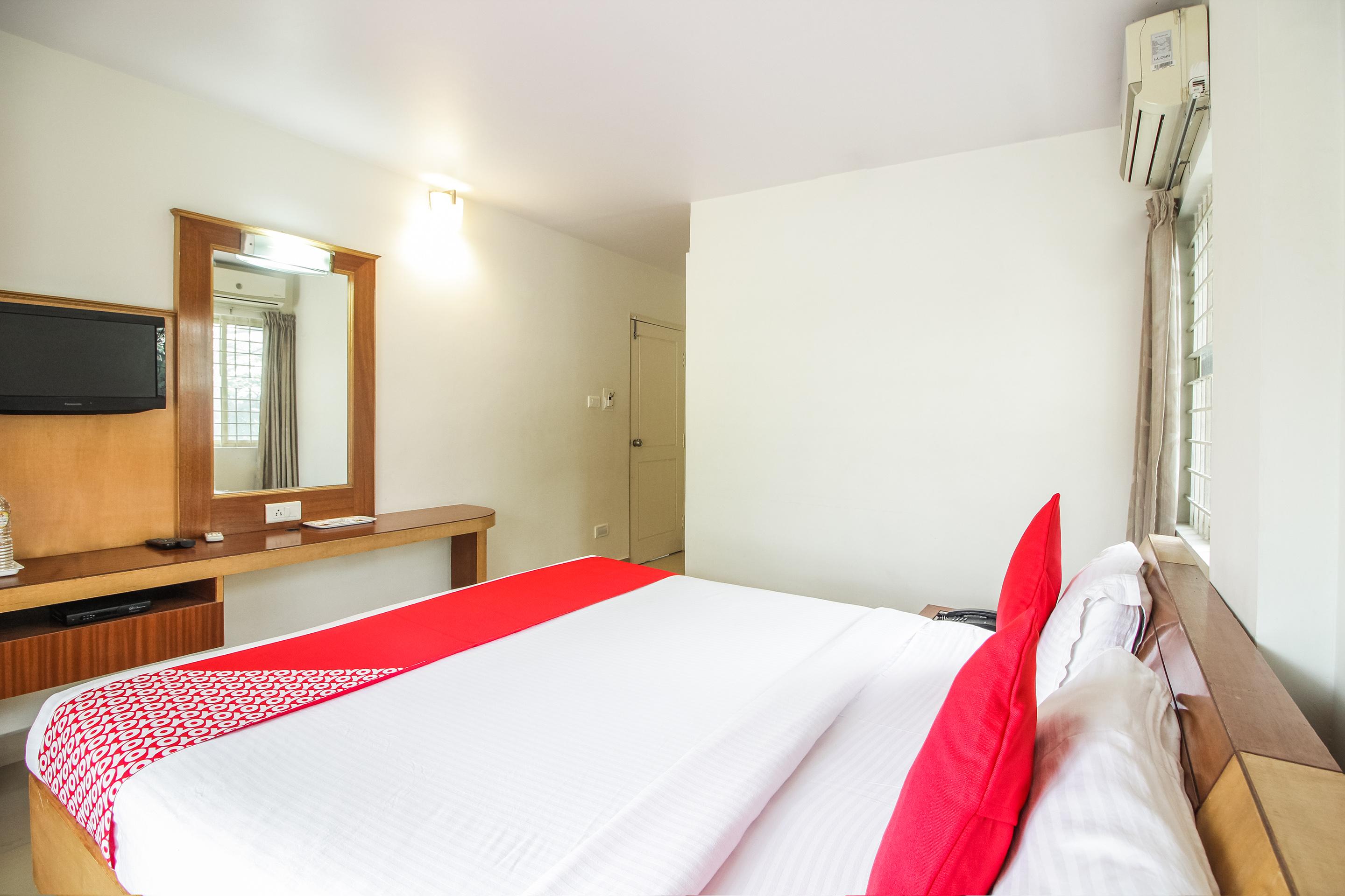 Hotel White Parrot Mysore Exteriör bild