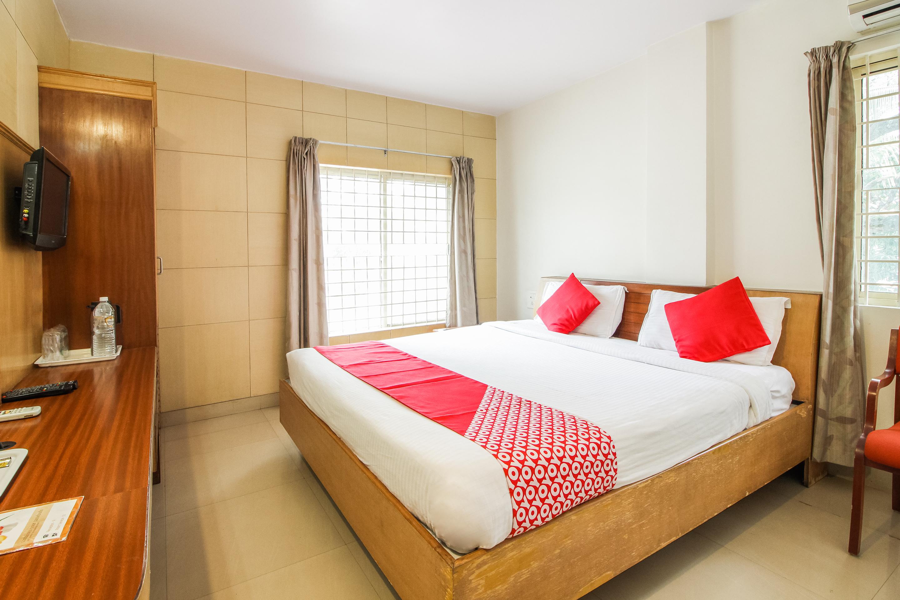Hotel White Parrot Mysore Exteriör bild