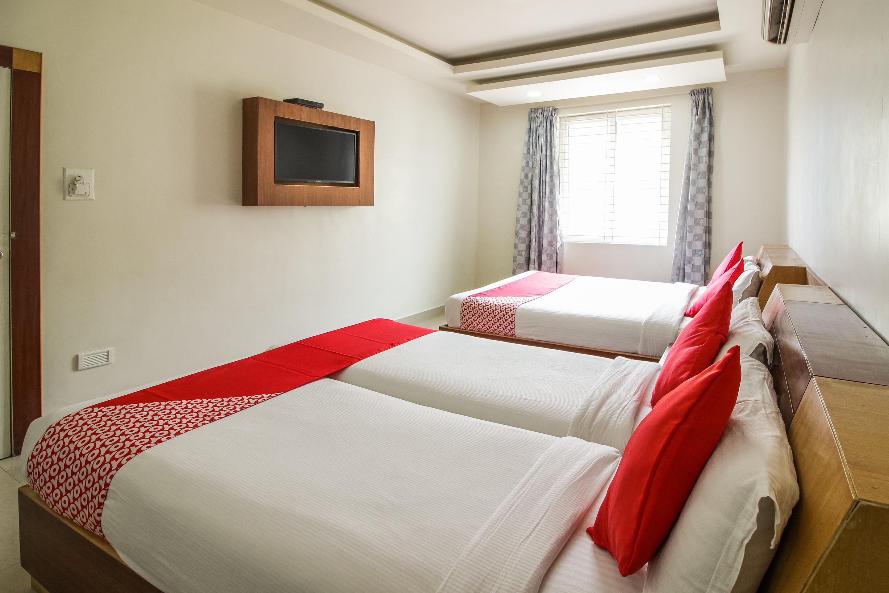 Hotel White Parrot Mysore Exteriör bild
