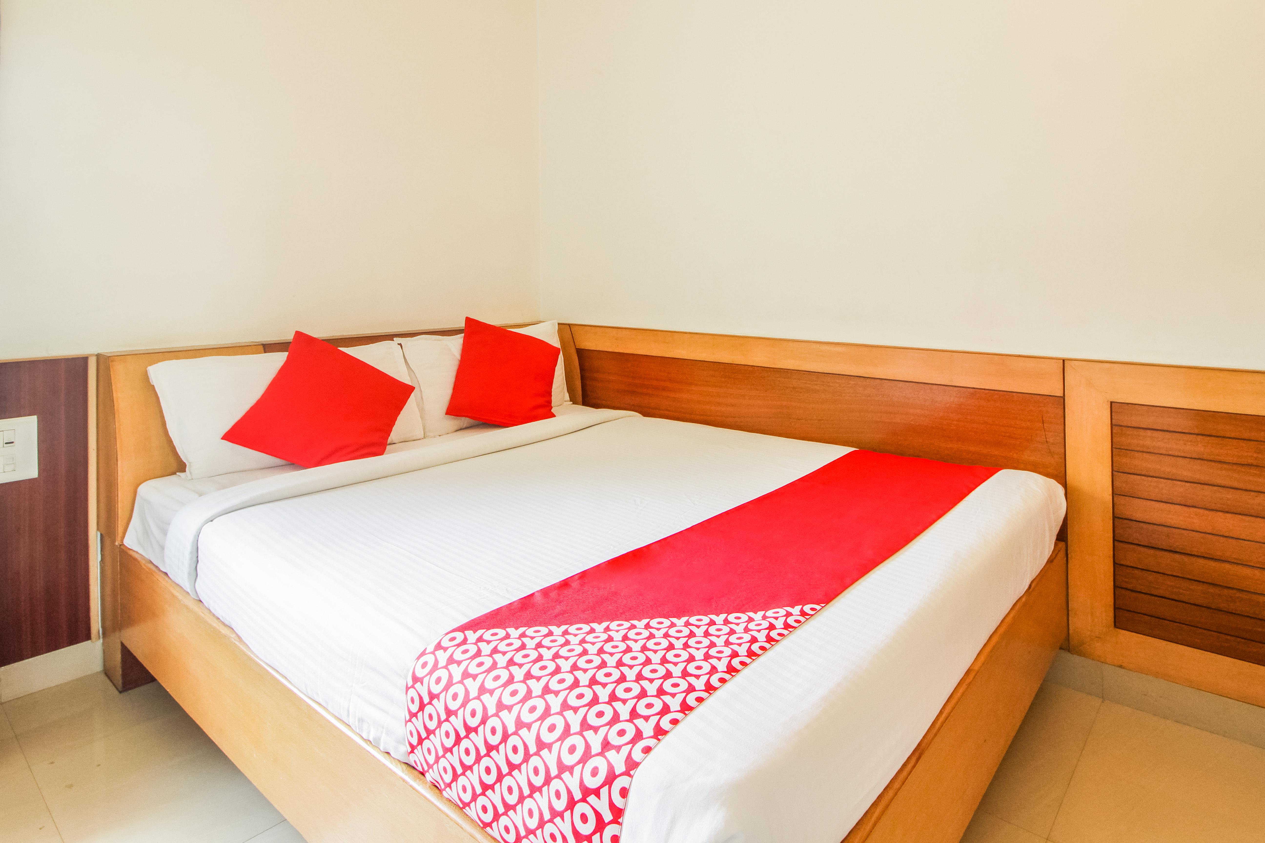 Hotel White Parrot Mysore Exteriör bild