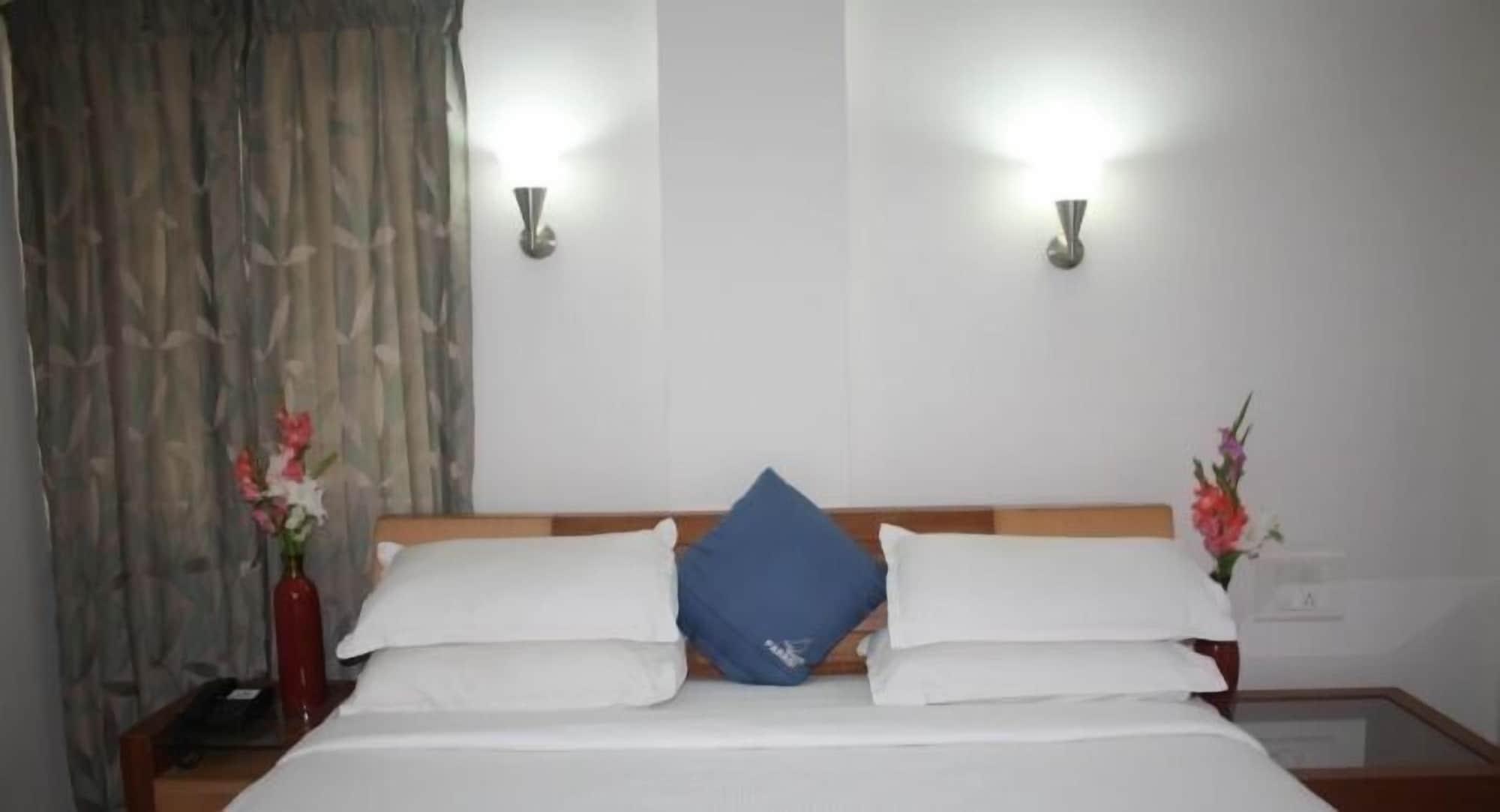 Hotel White Parrot Mysore Exteriör bild