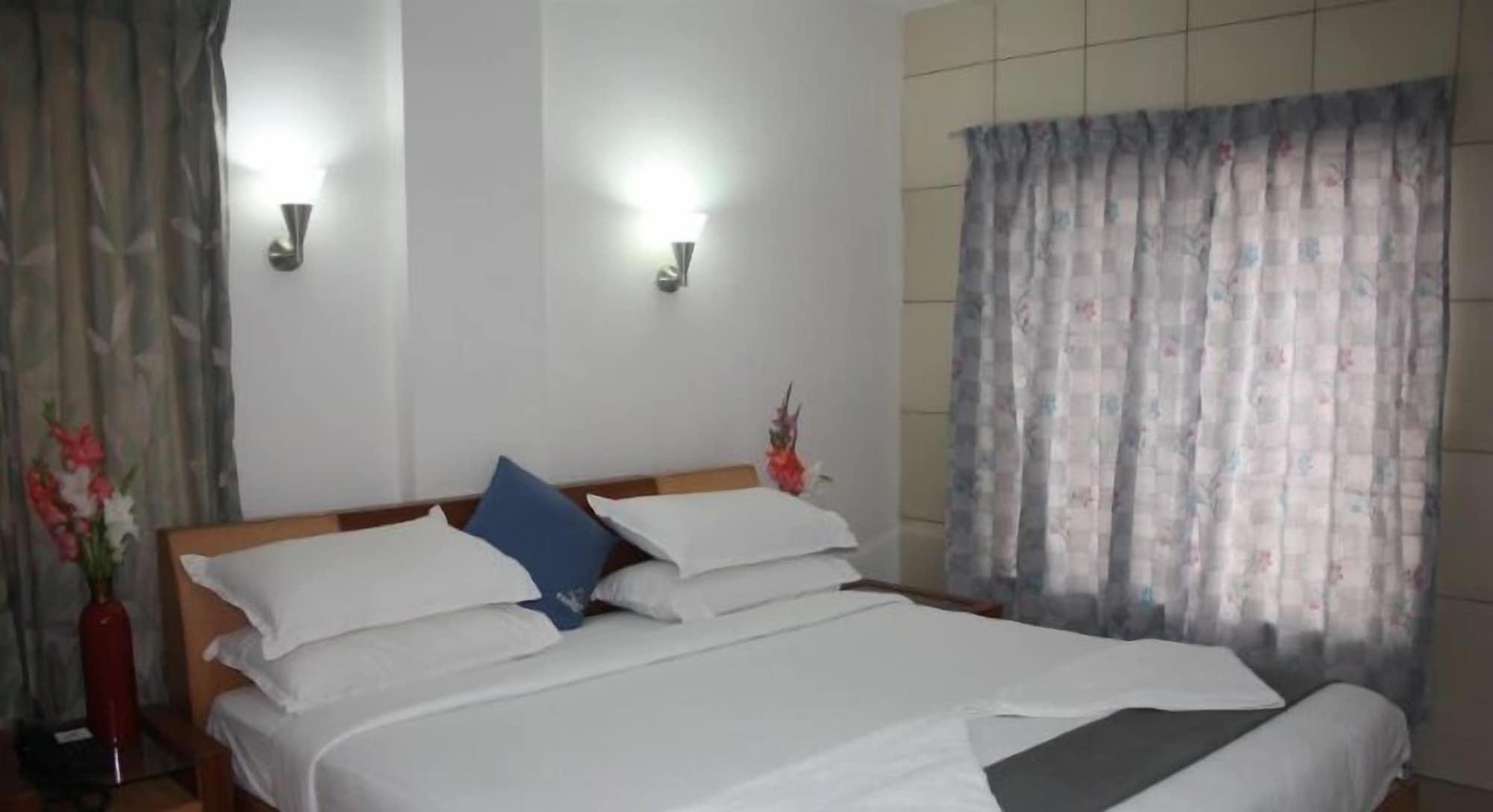 Hotel White Parrot Mysore Exteriör bild