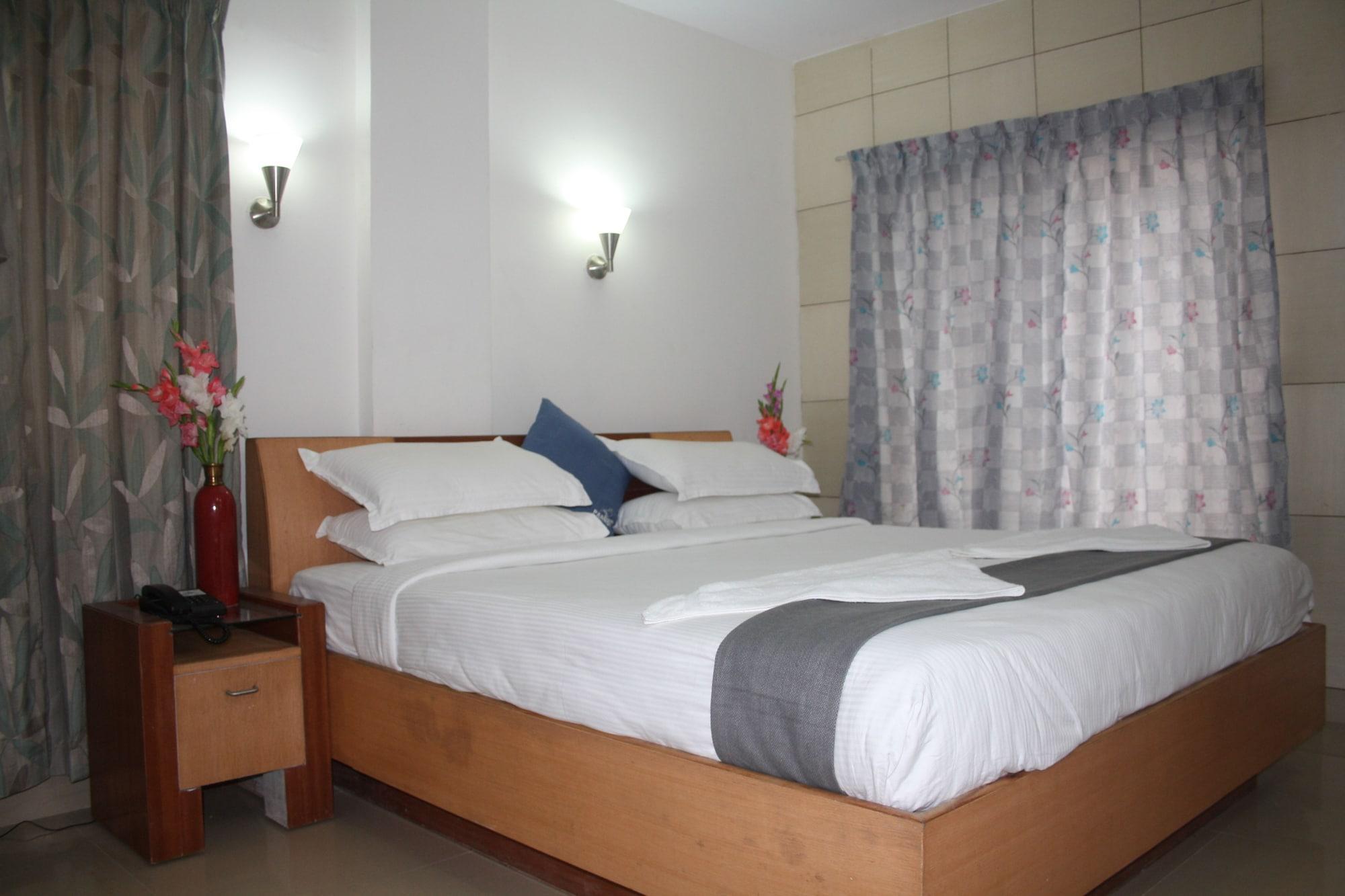 Hotel White Parrot Mysore Exteriör bild