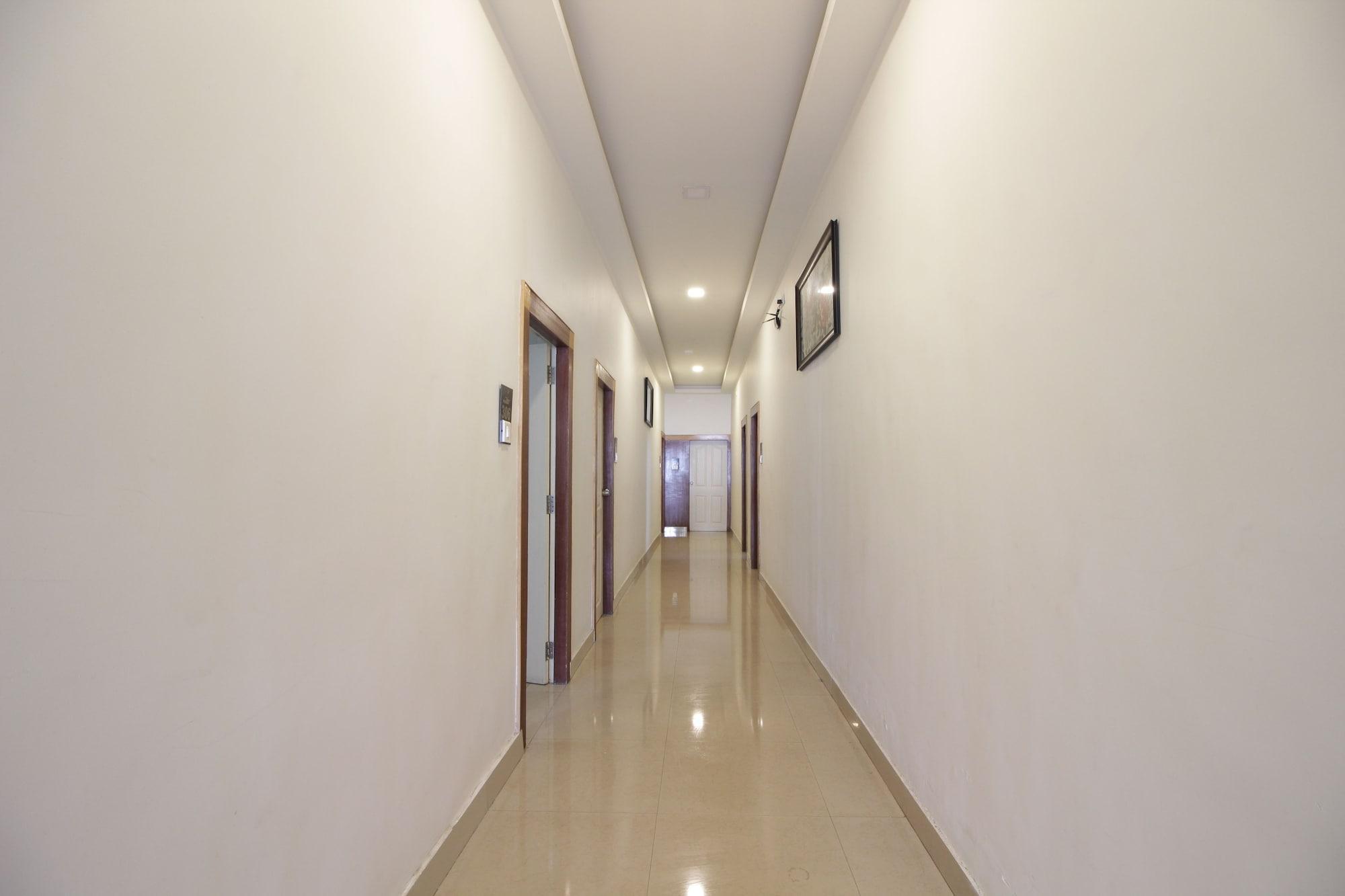 Hotel White Parrot Mysore Exteriör bild