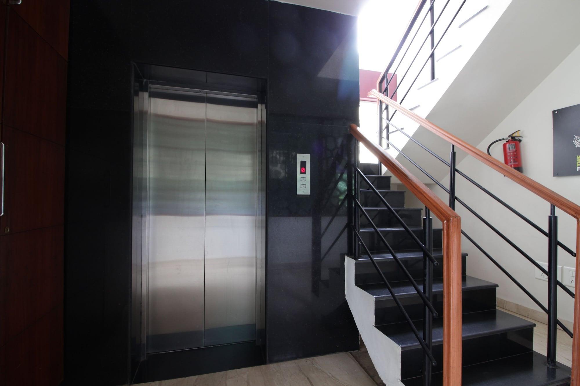 Hotel White Parrot Mysore Exteriör bild