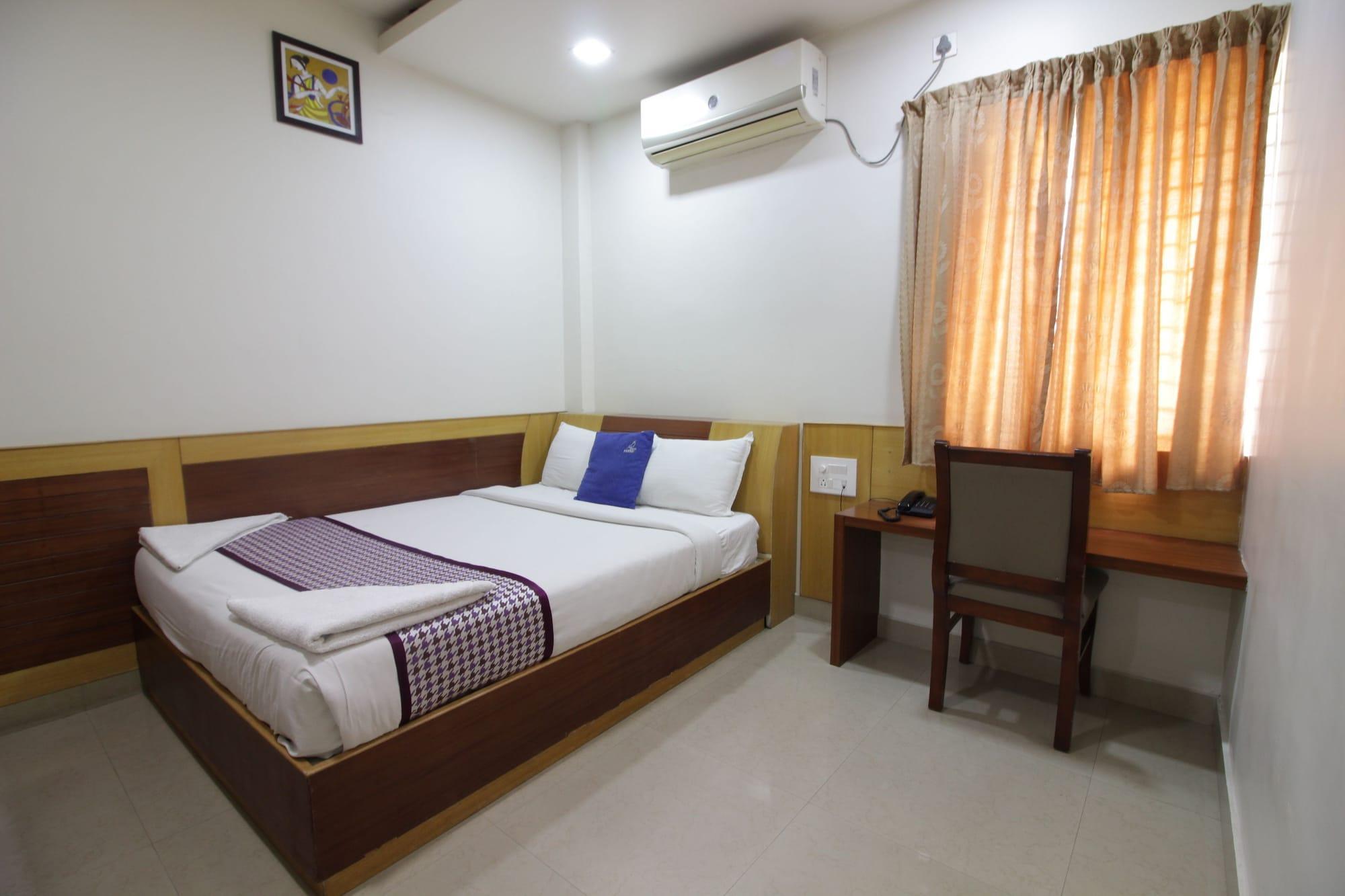 Hotel White Parrot Mysore Exteriör bild