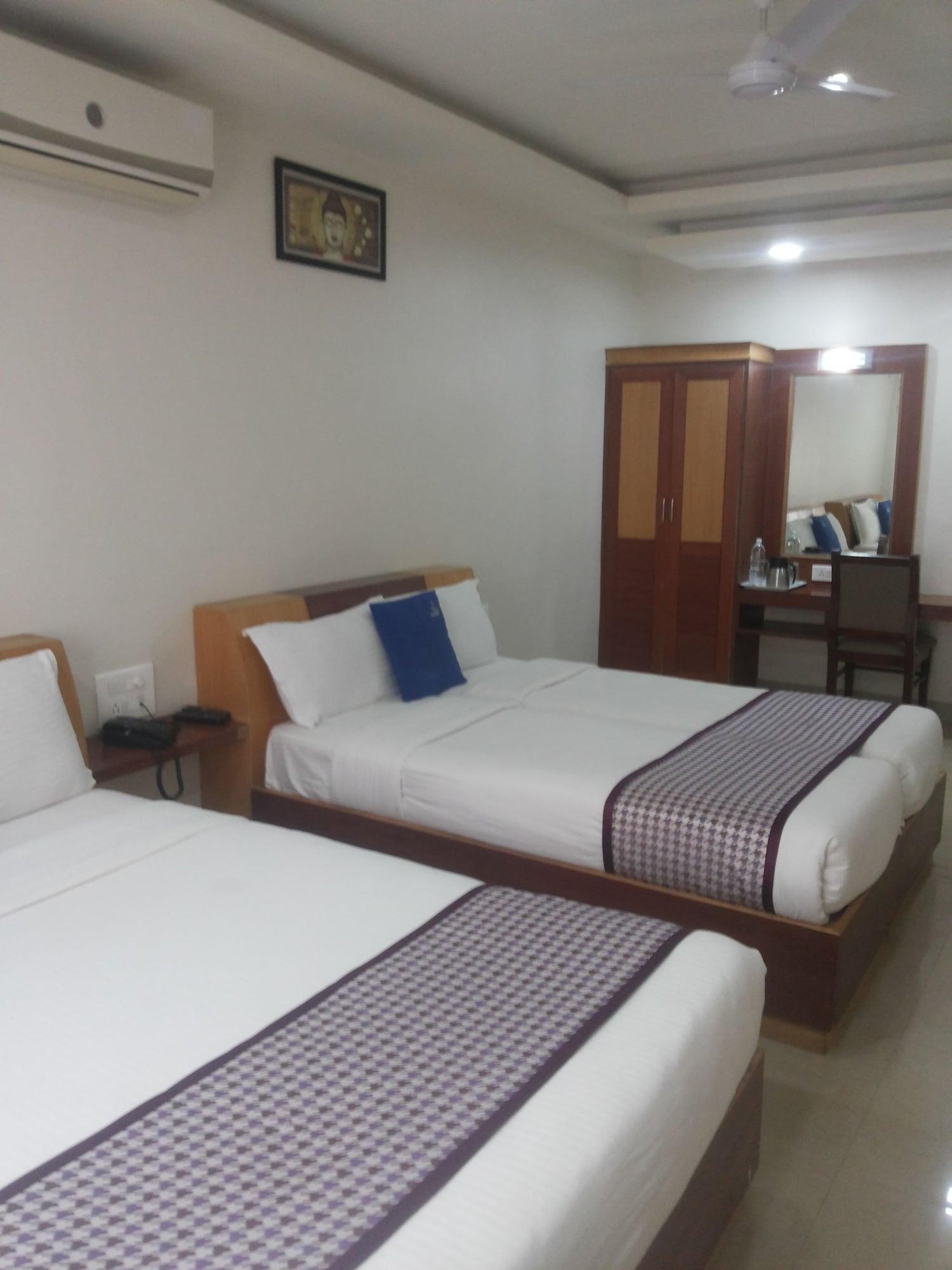 Hotel White Parrot Mysore Exteriör bild