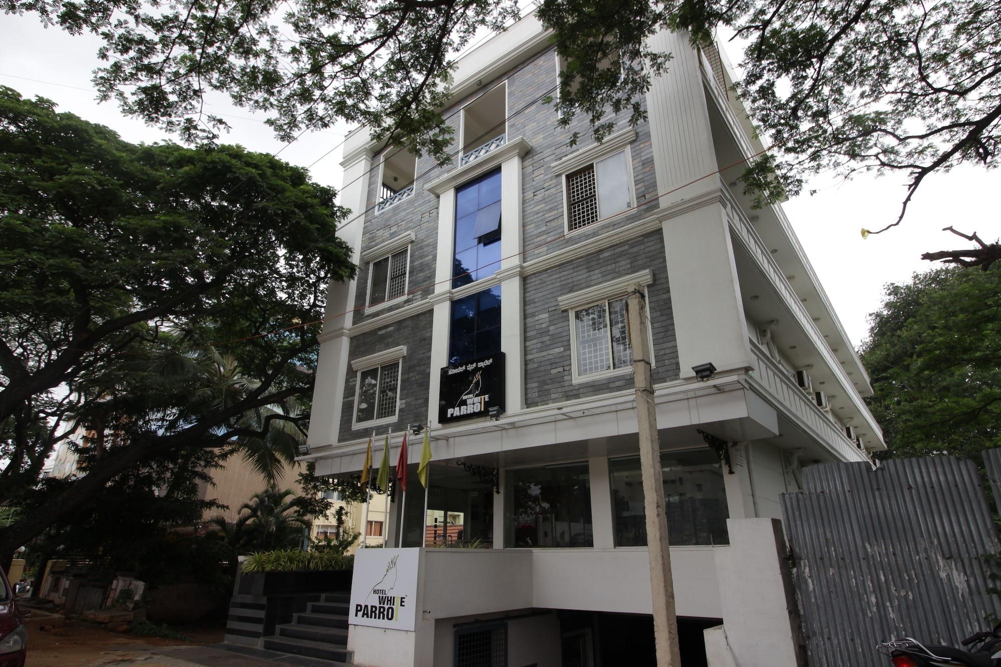 Hotel White Parrot Mysore Exteriör bild
