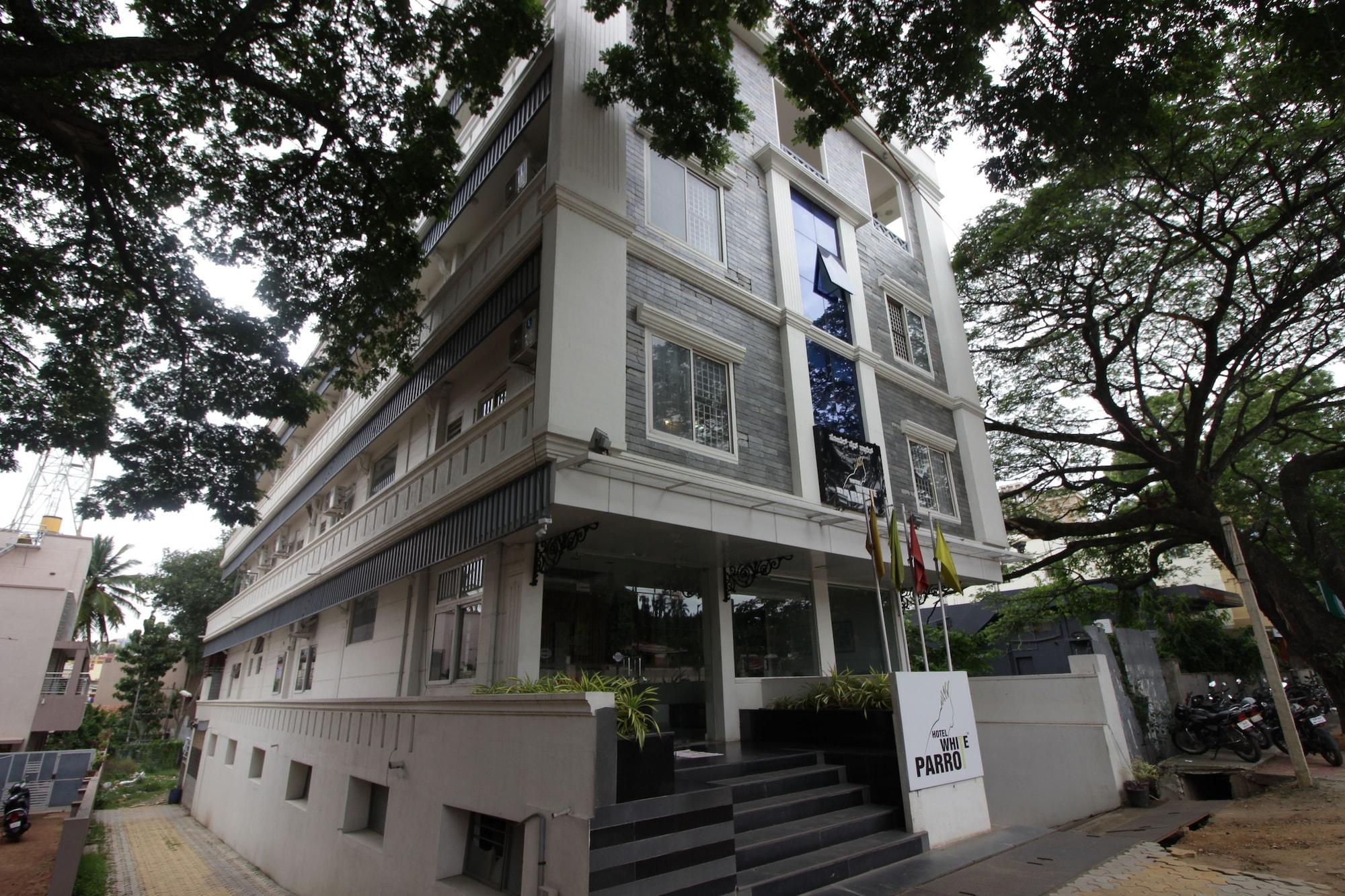 Hotel White Parrot Mysore Exteriör bild