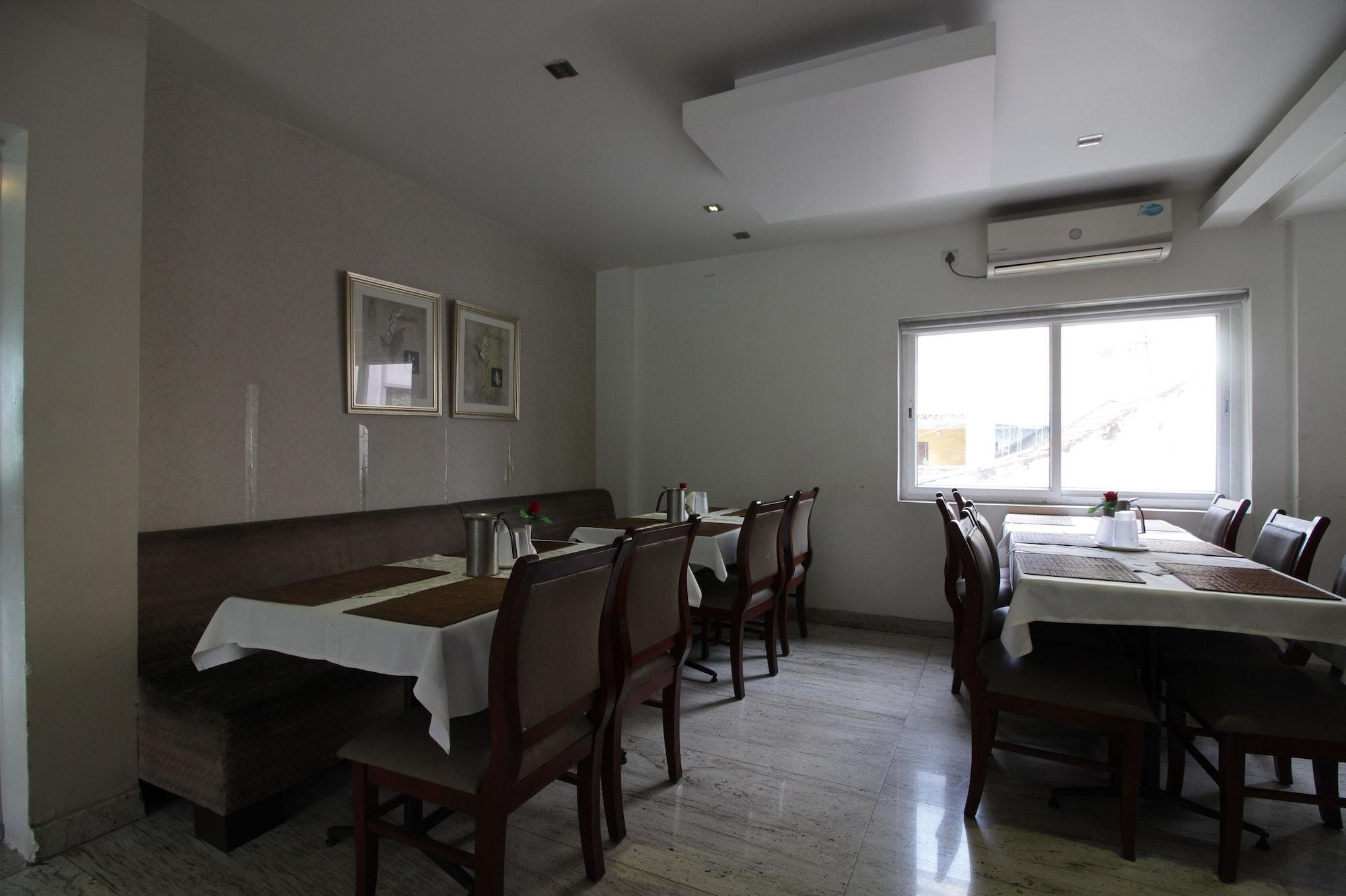 Hotel White Parrot Mysore Exteriör bild