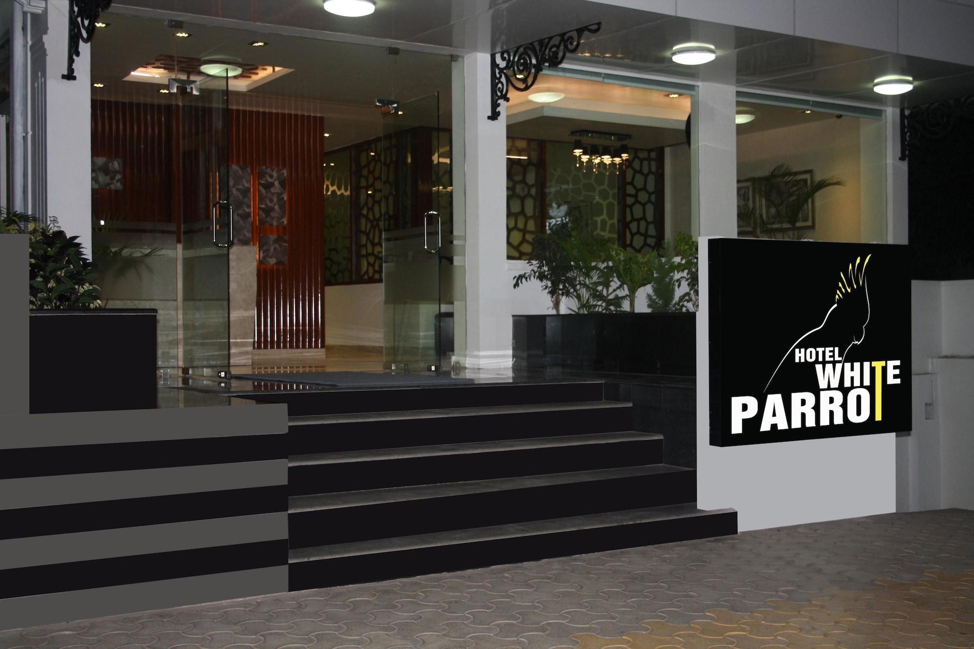Hotel White Parrot Mysore Exteriör bild