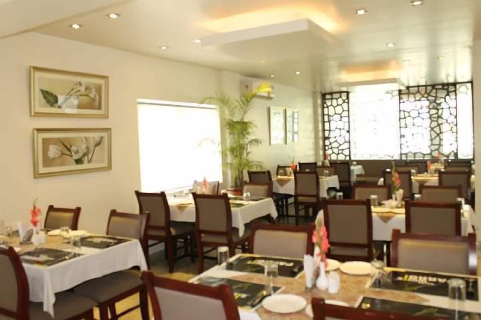 Hotel White Parrot Mysore Exteriör bild