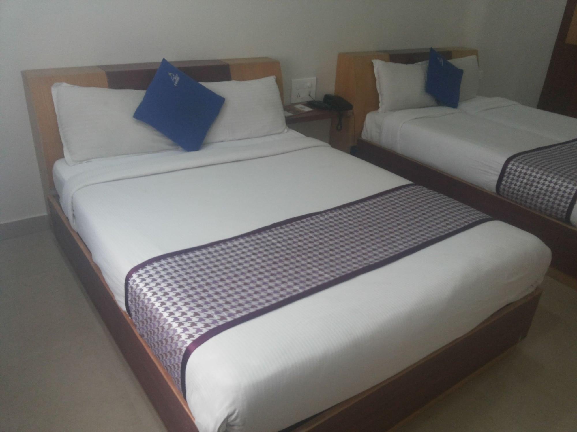 Hotel White Parrot Mysore Exteriör bild