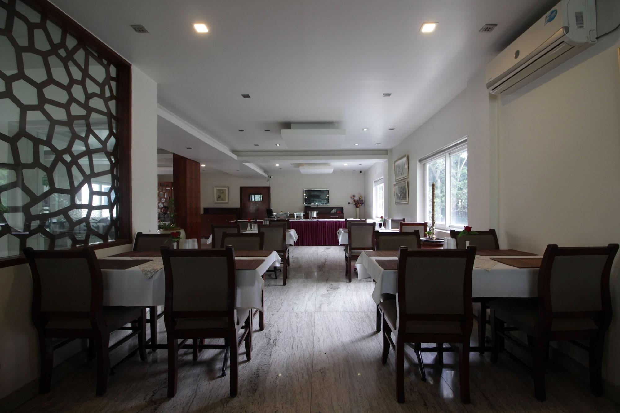 Hotel White Parrot Mysore Exteriör bild