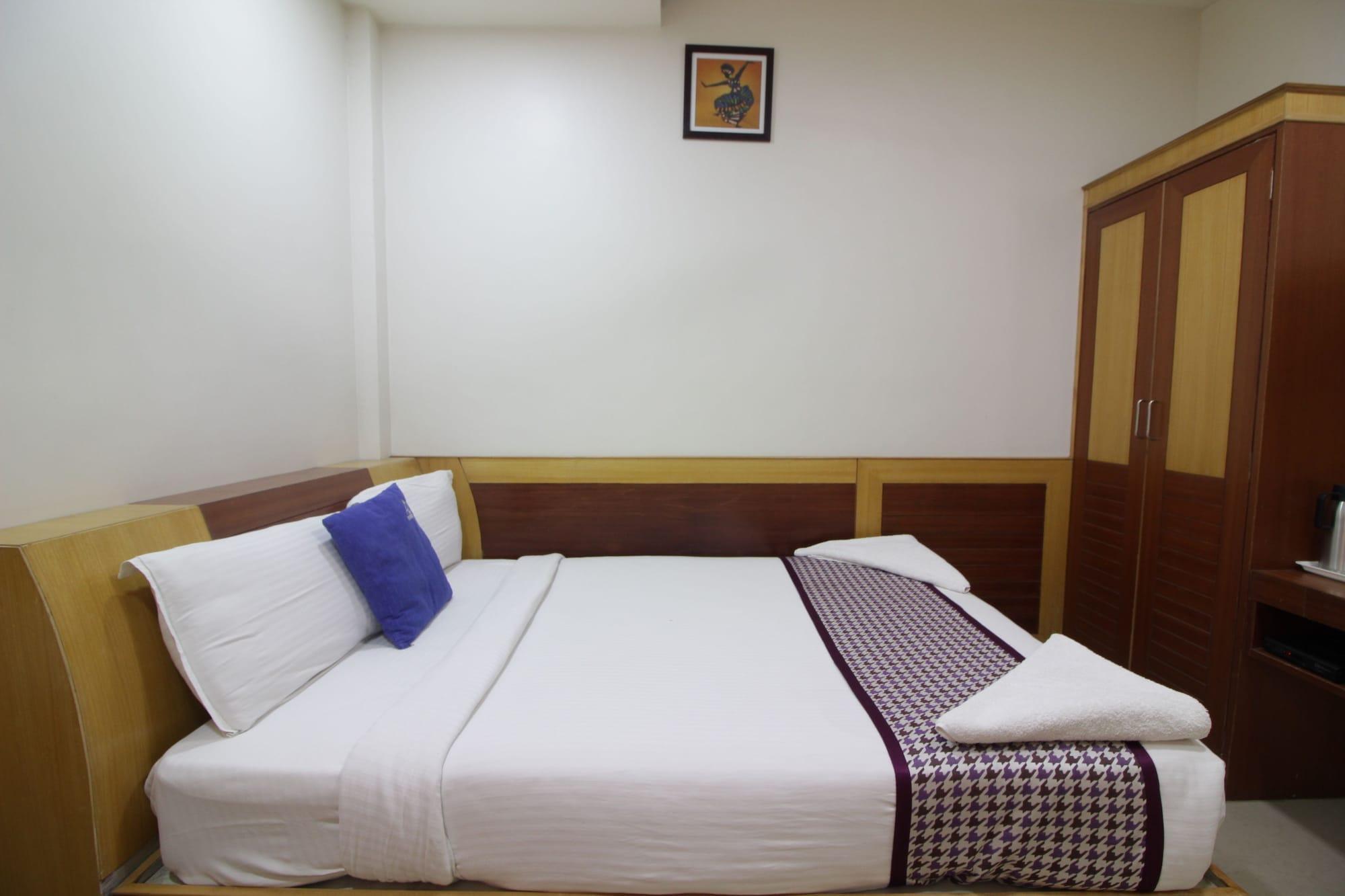 Hotel White Parrot Mysore Exteriör bild