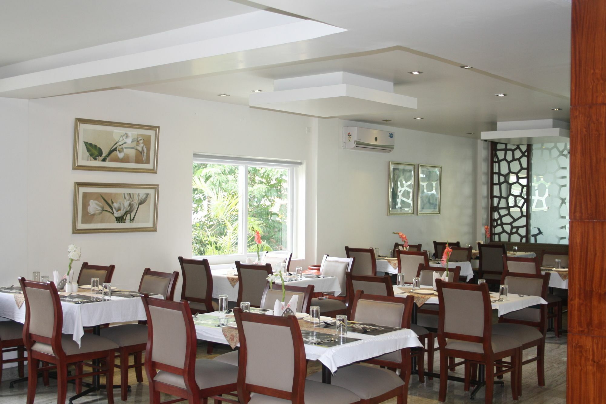 Hotel White Parrot Mysore Exteriör bild