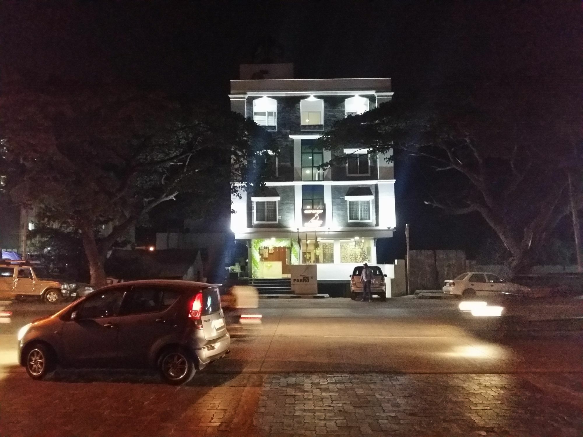 Hotel White Parrot Mysore Exteriör bild