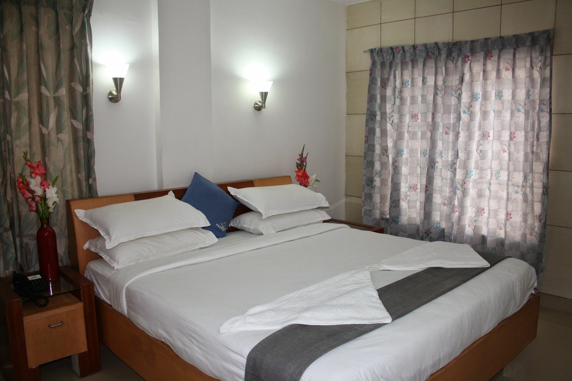 Hotel White Parrot Mysore Exteriör bild