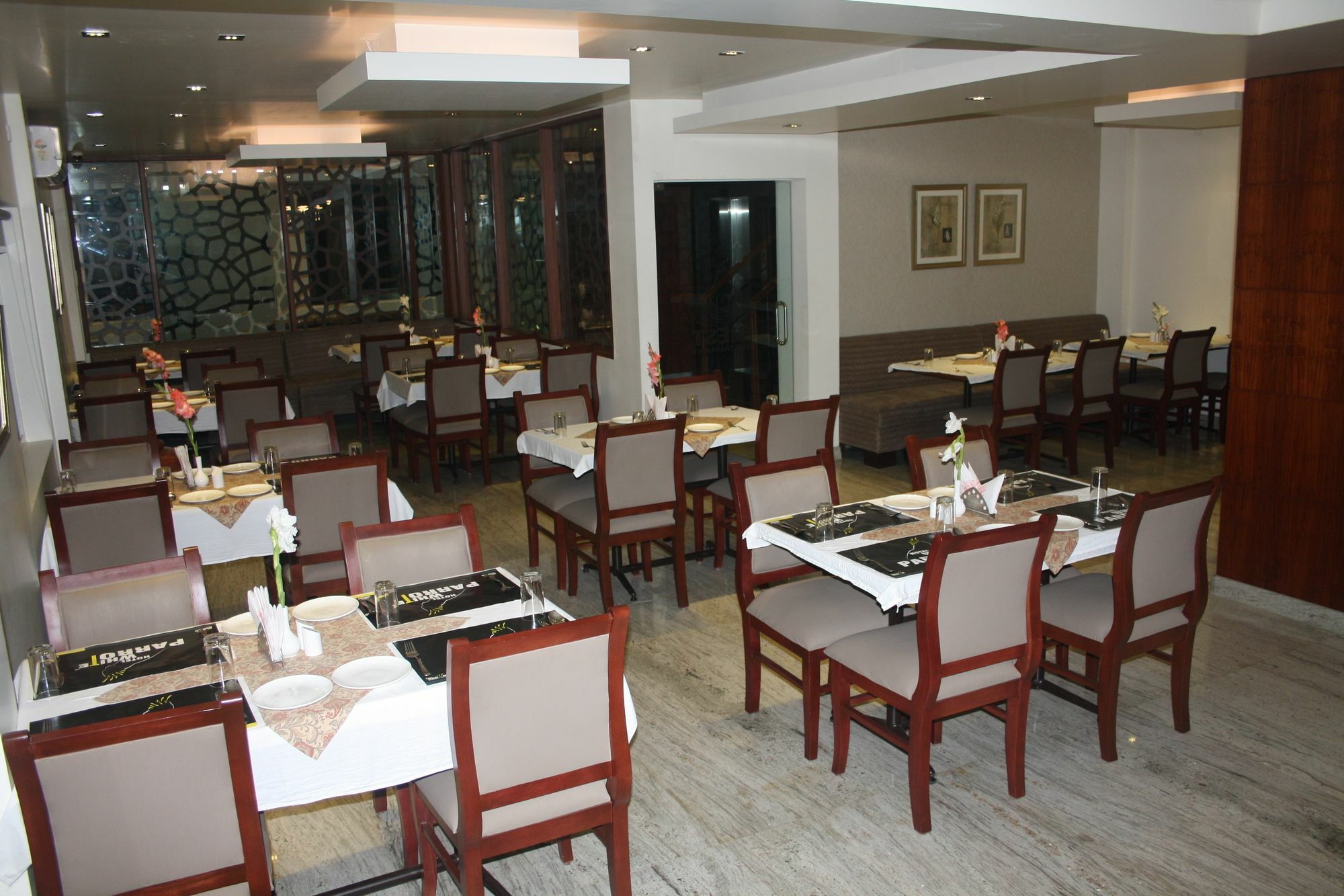 Hotel White Parrot Mysore Exteriör bild