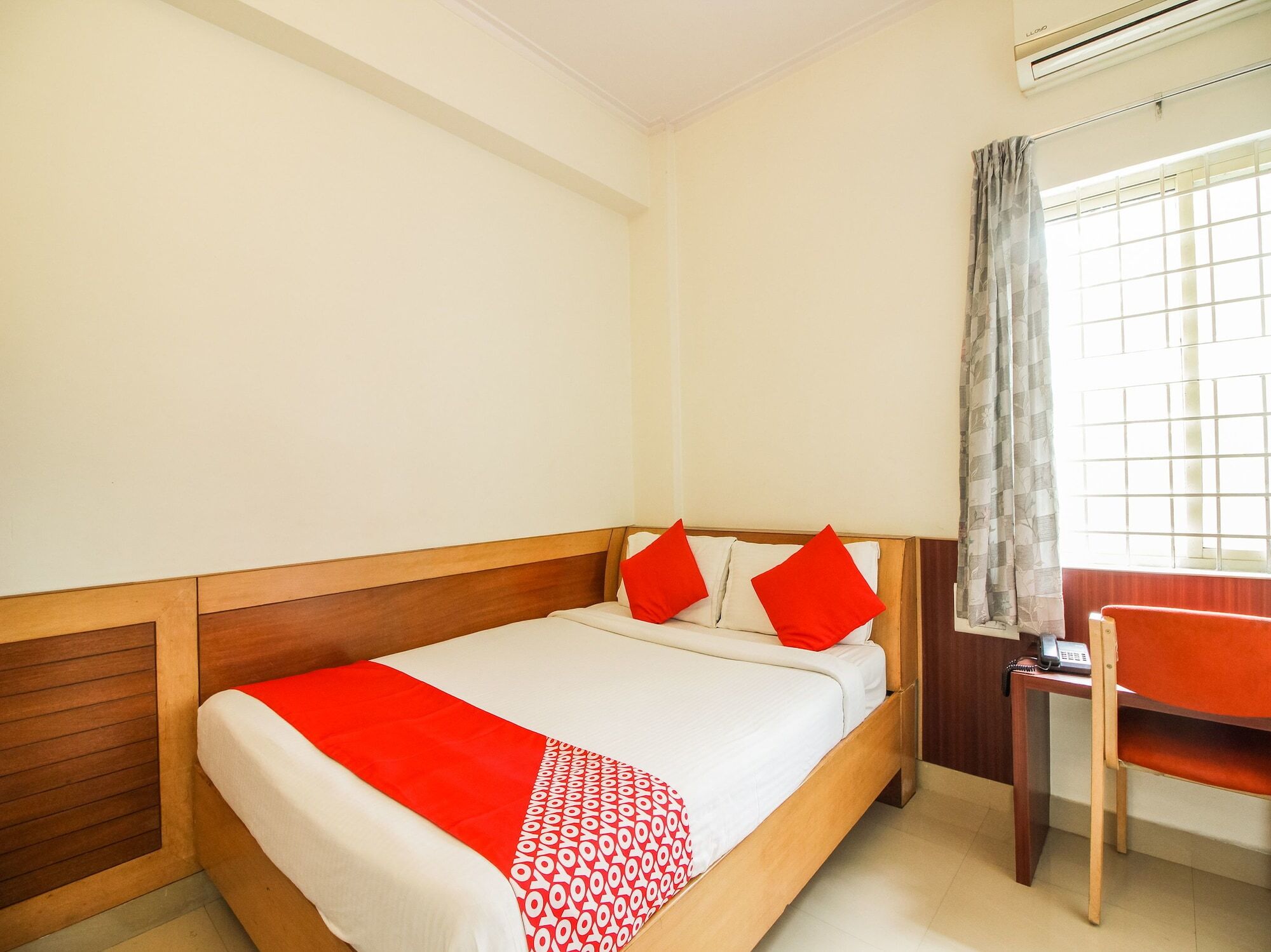 Hotel White Parrot Mysore Exteriör bild